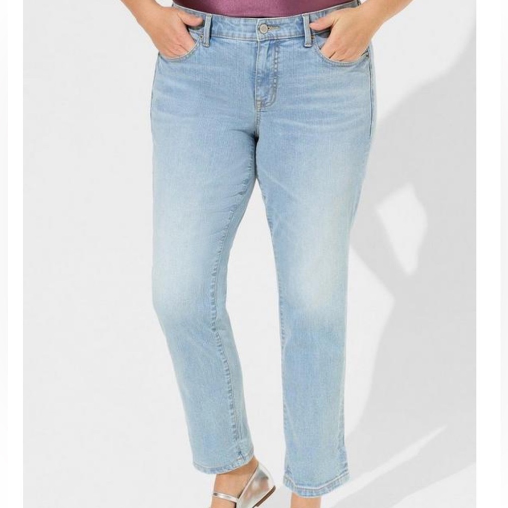 Torrid Perfect Boyfriend Vintage Stretch MidRise
Jean Wits End (Light Wash)- 20S